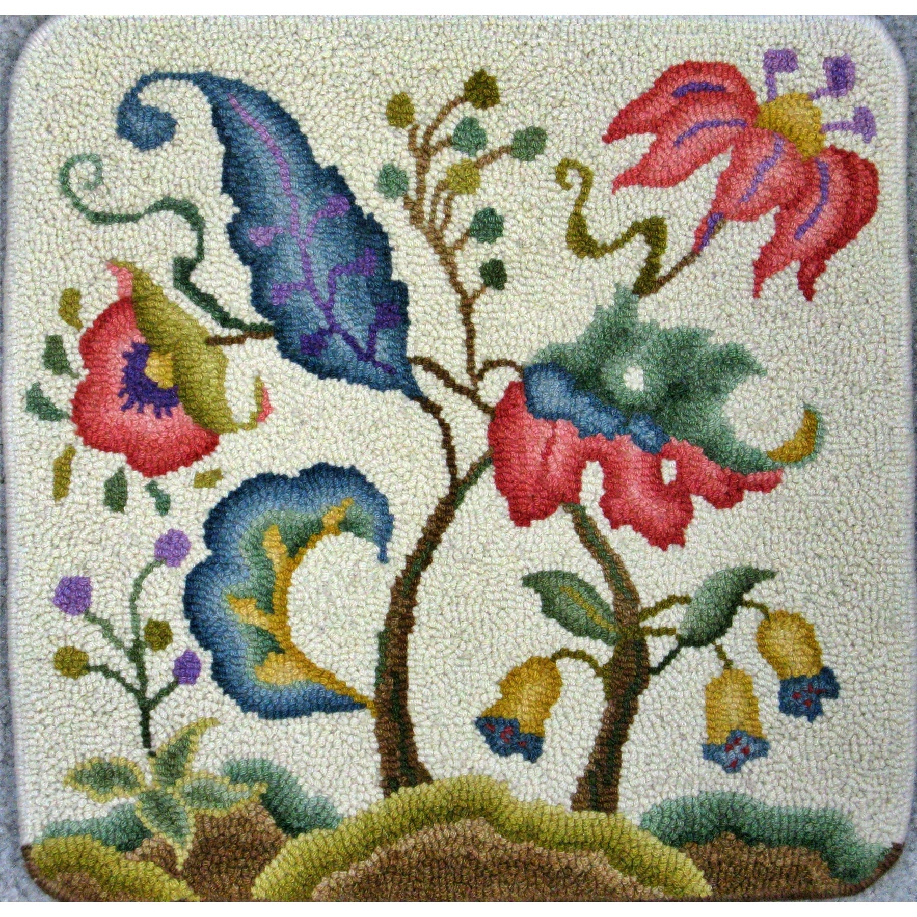 Izette Crewel, rug hooked by Linda Bell