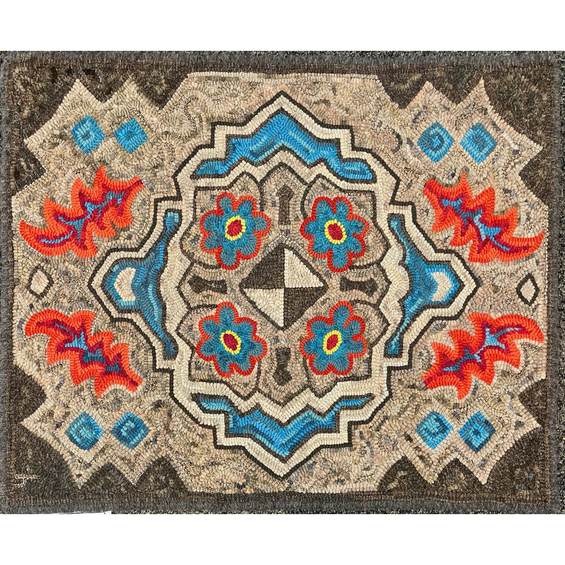 Multicolores Pattern #3, rug hooked by Heidi Grevstad