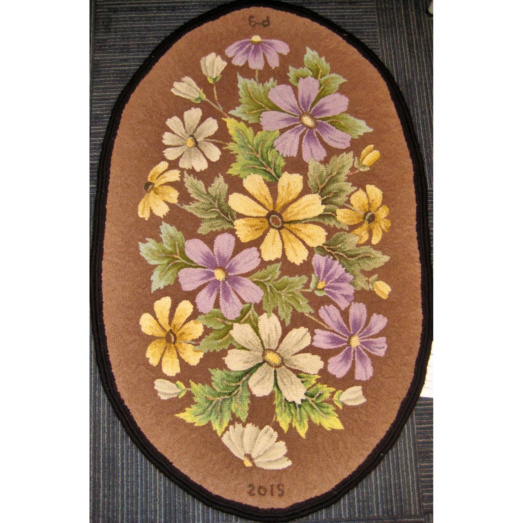 Lazy Daisy, rug hooked by Patty Piek-Groth