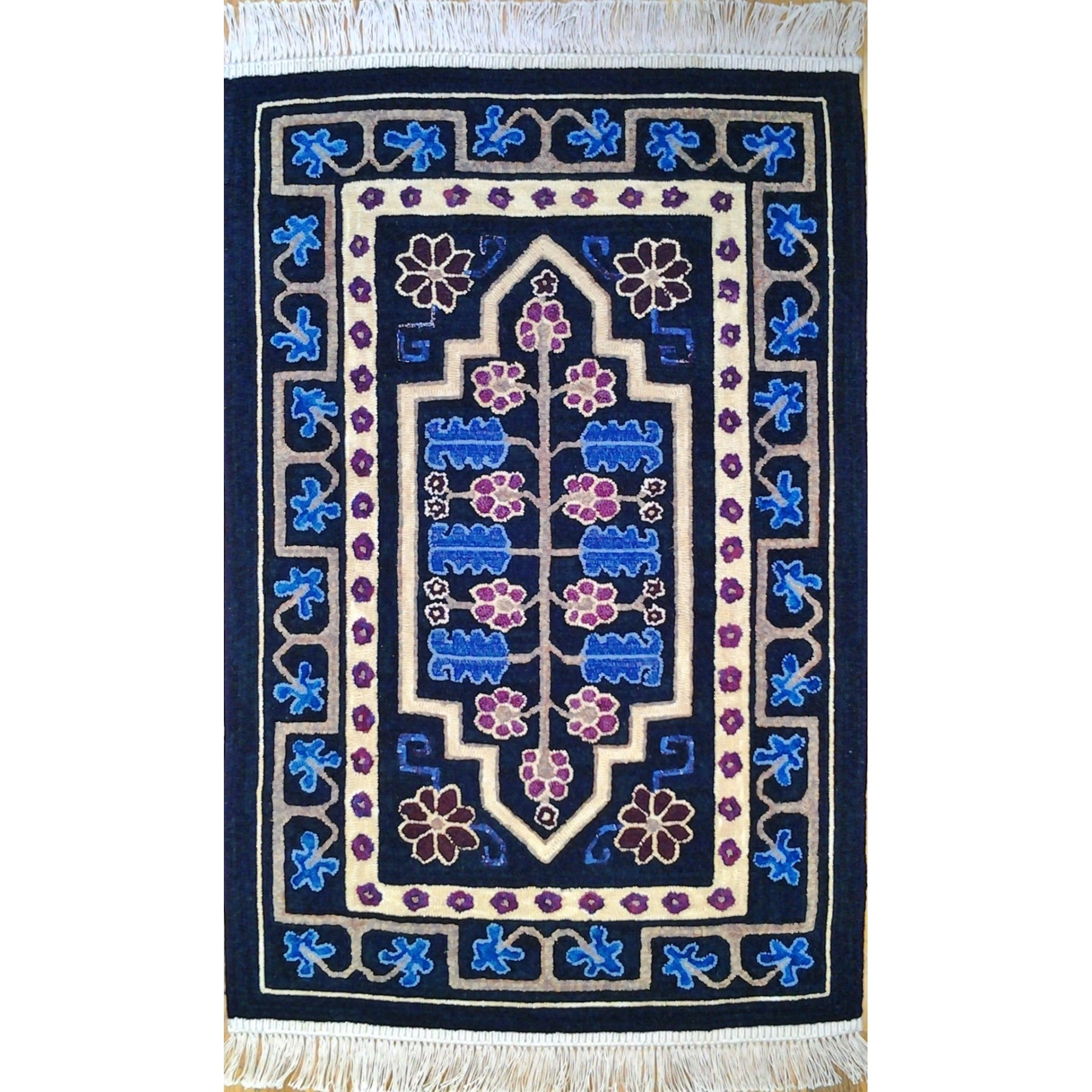 Khotan (Wide Cut), rug hooked by Joan Traxler