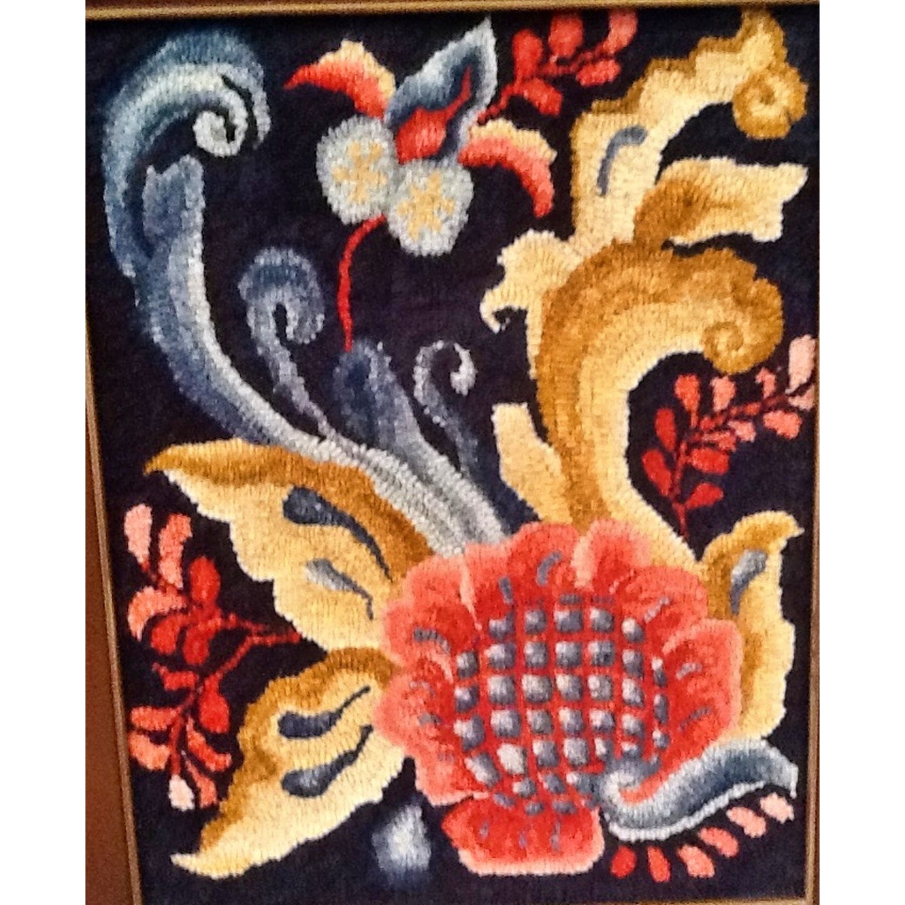 Rosemaling Tote, rug hooked by Pam Schmelzle