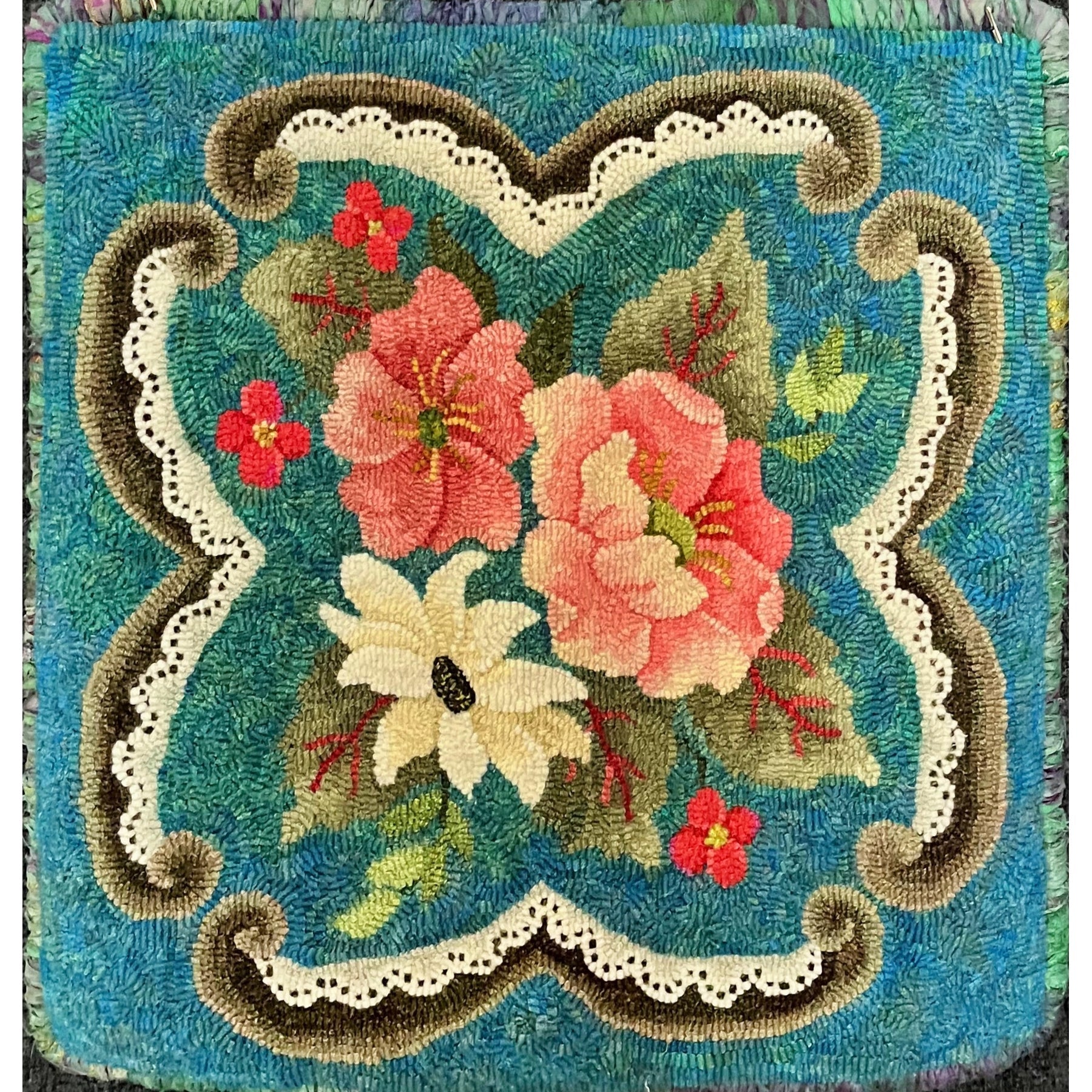 Lacy Scroll, rug hooked by Lisa Chaloner