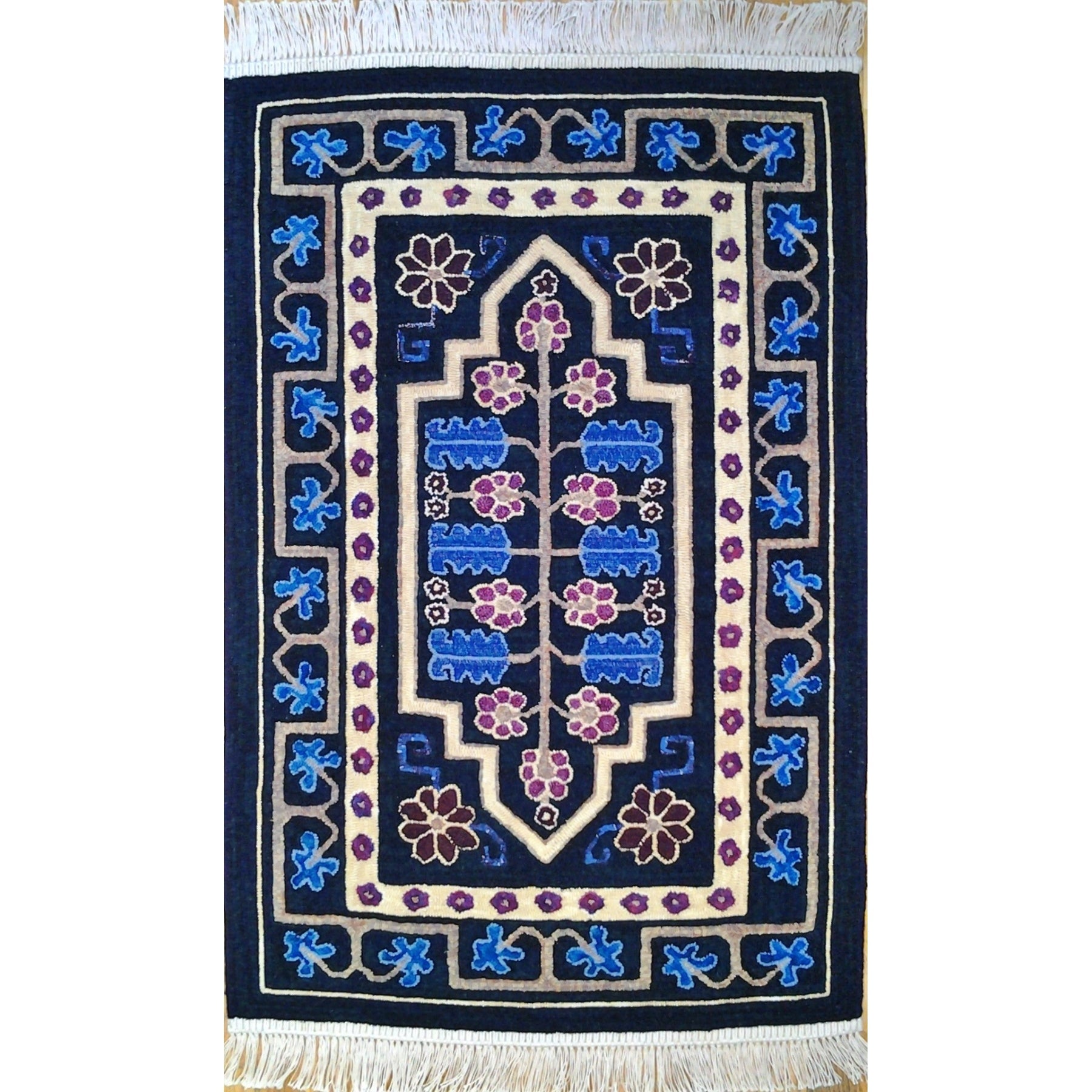 Khotan (Wide Cut), rug hooked by Joan Traxler