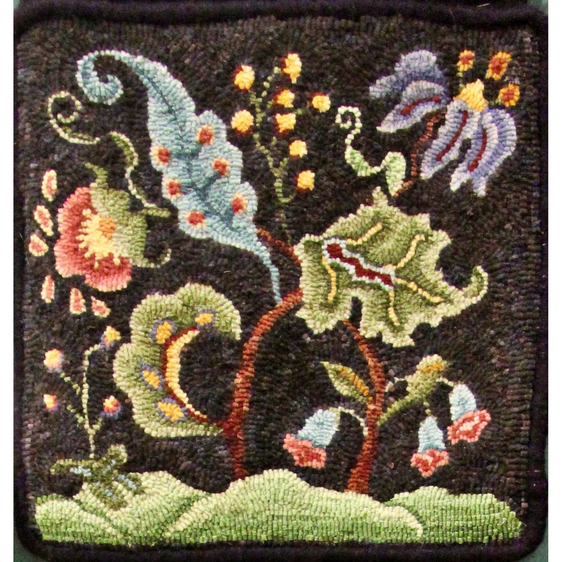 Izette Crewel, rug hooked by Sue Morin