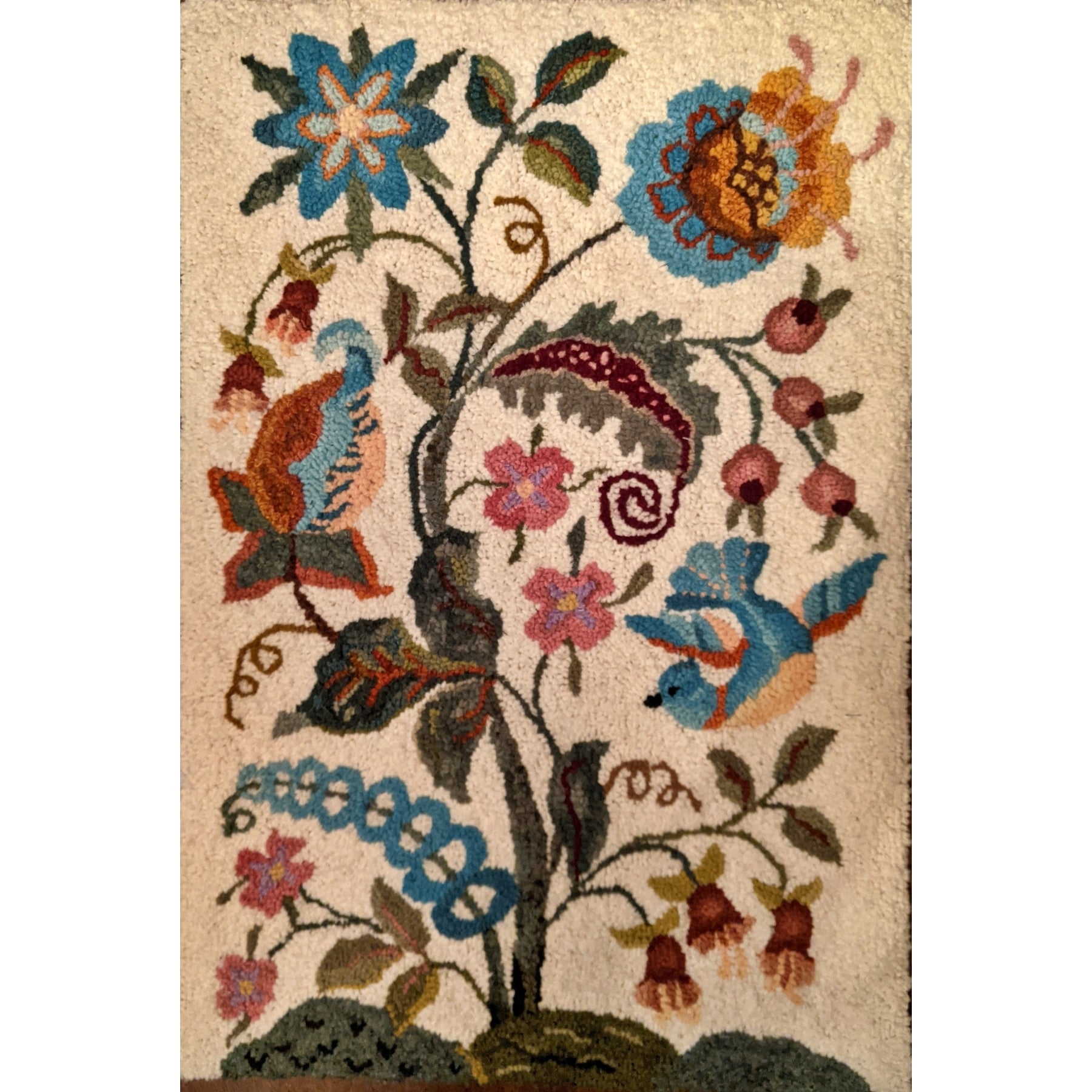 Jacobean Crewel, rug hooked by Linda Greeson