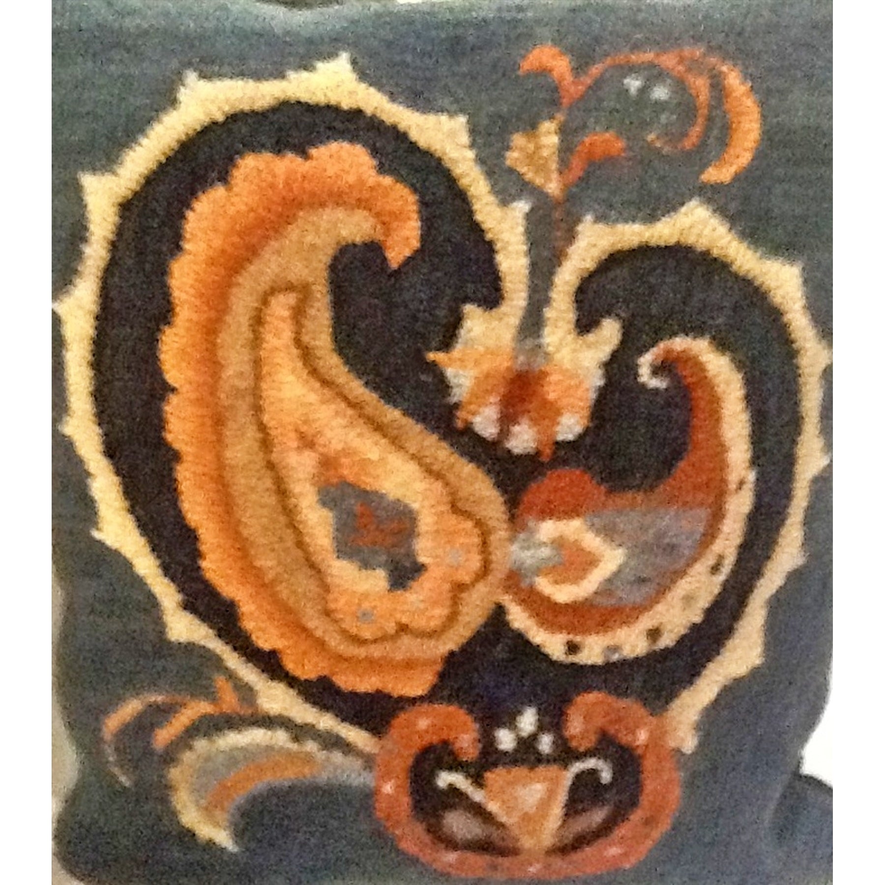 Ilwaco Paisley, rug hooked by Lois Leidahl-Marsh